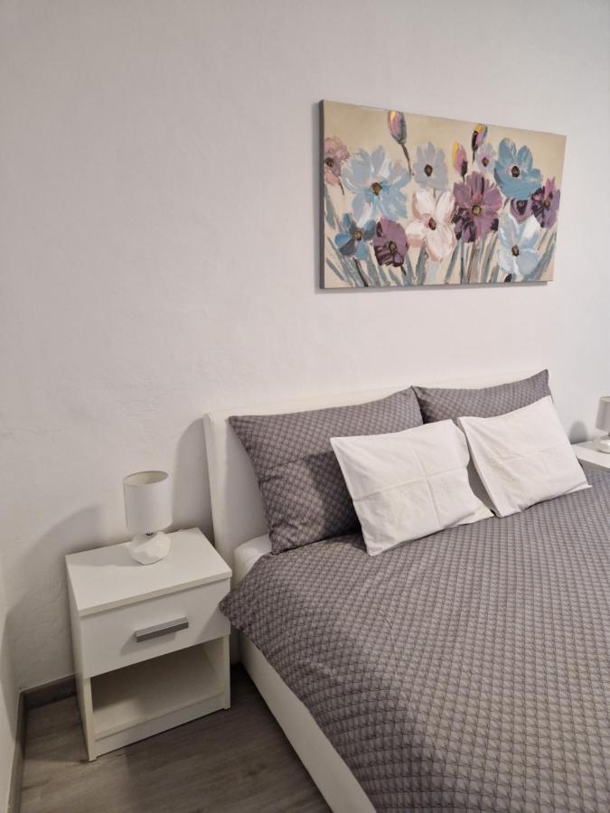Apartment And Room Marija คิร์ก ภายนอก รูปภาพ
