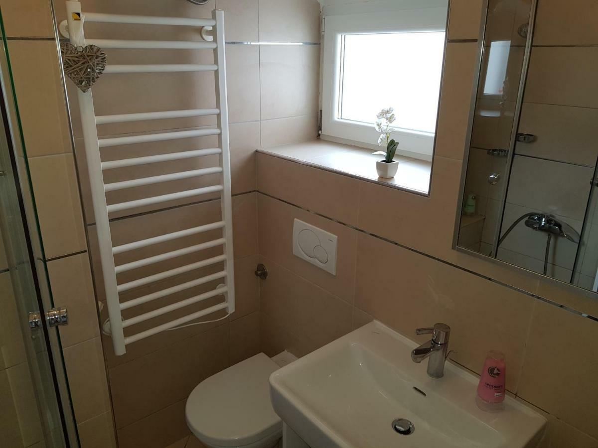 Apartment And Room Marija คิร์ก ภายนอก รูปภาพ